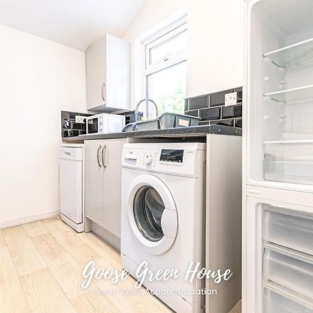 Modern 3Br House In Ince Ideal For Contractors & Long Stays Wigan Extérieur photo